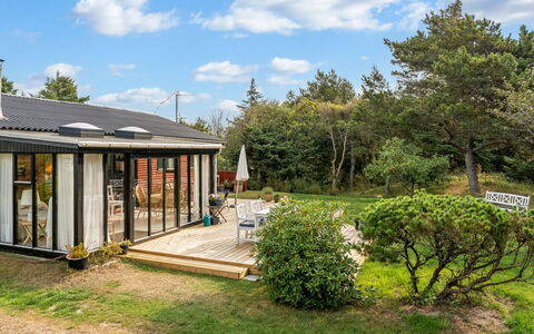 Lykka - 950M from the Sea: Arbuste, Toit, Domicile, Maison, Chalet, Lot Terre, Porte, Jardin, Batiments Jardin