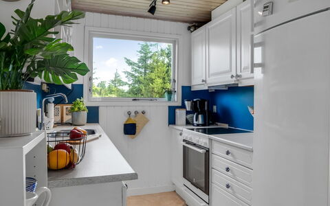Lykka - 950M from the Sea: Appareil De Cuisine, Cuisine, Principaux Appliance, Comptoir, Design Intérieur, Électroménager, Cabinetry, Réfrigérateur, Cuisinière, Éclairage