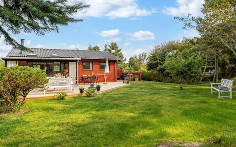 Lykka - 950M from the Sea: Herbe, Bâtiment, Maison, Arbuste, Domicile, Zone Résidentielle, Chalet, Toit, Jardin