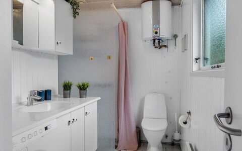 Lykka - 950M from the Sea: Luminaire Plomberie, Sol, Design Intérieur, Salle De Bains, Sol, Évier, Toilette, Robinet, Plomberie, Pièce