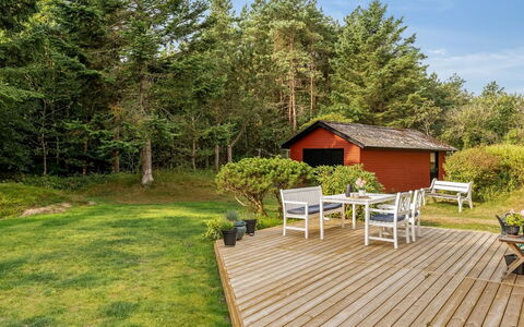 Lykka - 950M from the Sea: Herbe, Bois, Arbuste, Chalet, Lot Terre, Jardin, Couverture De Sol, Batiments Jardin, Dur, Planche