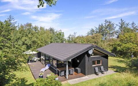 Angja - 800M from the Sea: Toit, Maison, Domicile, Chalet, Arbuste, Siding, Porte, Batiments Jardin, Biens, Porche