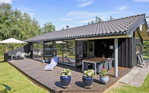 Angja - 800M from the Sea: Toit, Maison, Chalet, Domicile, Porte, Porche, Siding, Ombre, Batiments Jardin, Biens