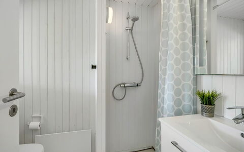 Gladis - 900M from the Sea: Salle De Bains, Luminaire Plomberie, Mur, Design Intérieur, Sol, Toilette, Armoire De Toilette, Sol, Lavabo, Évier