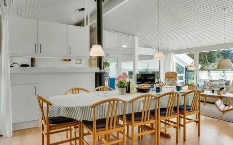 Gladis - 900M from the Sea: Bois, Design Intérieur, Meubles, Plafond, Sol, Chaise, Sol, Table Cuisine Et Salle A Manger, Luminaire, Salle À Manger