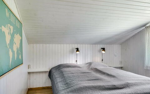 Gladis - 900M from the Sea: Chambre, Sol, Sol, Bois, Lit, Plafond, Literie, Drap De Lit, Design Intérieur, Cadre De Lit