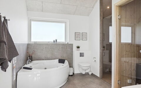 Fredrika - 1.5Km from the Sea: Luminaire Plomberie, Sol, Design Intérieur, Sol, Plafond, Baignoire, Pièce, Éclairage, Plomberie, Salle De Bains