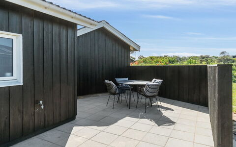 Edlef - 279M from the Sea: Domicile, Zone Résidentielle, Maison, Chalet, Toit, Lot Terre, Siding, Jardin, Biens, Pelouse