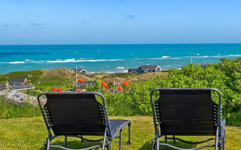 Edlef - 279M from the Sea: Domicile, Zone Résidentielle, Maison, Chalet, Toit, Lot Terre, Siding, Jardin, Biens, Pelouse