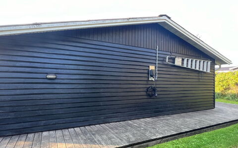 Tuke - 400M from the Sea: Bois, Toit, Maison, Chalet, Porte, Domicile, Siding, Lot Terre, Batiments Jardin, Cabanon