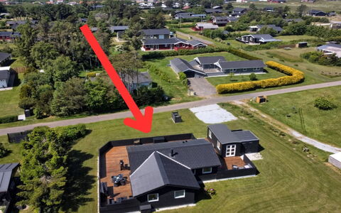 Kamp - 700M from the Sea: Bois, Domicile, Porche, Plate-Forme, Dur, Toit, Tache De Bois, Parquet, Eco Hôtel
