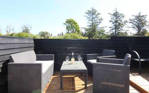 Kamp - 700M from the Sea: Bois, Domicile, Porche, Plate-Forme, Dur, Toit, Tache De Bois, Parquet, Eco Hôtel
