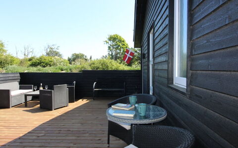 Kamp - 700M from the Sea: Bois, Domicile, Porche, Plate-Forme, Dur, Toit, Tache De Bois, Parquet, Eco Hôtel