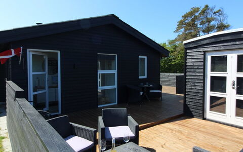 Kamp - 700M from the Sea: Bois, Domicile, Porche, Plate-Forme, Dur, Toit, Tache De Bois, Parquet, Eco Hôtel