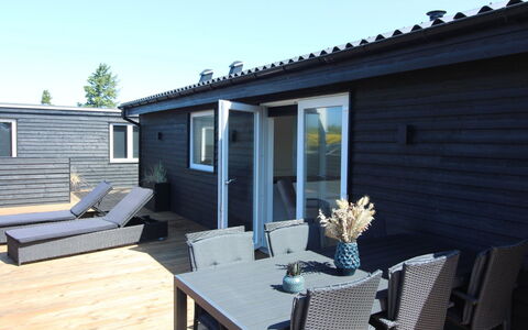 Kamp - 700M from the Sea: Bois, Domicile, Porche, Plate-Forme, Dur, Toit, Tache De Bois, Parquet, Eco Hôtel