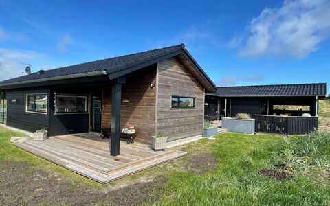 Hinda - 1.2Km from the Sea: Bleu, Arbuste, Chalet, Couverture De Sol, Jardin, Biens, Ombre, Aménagement Paysager, Ferme, Eco Hôtel