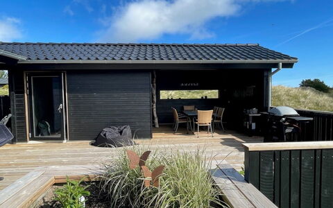 Hinda - 1.2Km from the Sea: Bleu, Arbuste, Chalet, Couverture De Sol, Jardin, Biens, Ombre, Aménagement Paysager, Ferme, Eco Hôtel