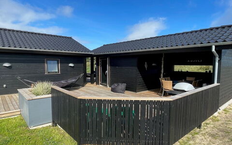 Hinda - 1.2Km from the Sea: Bleu, Arbuste, Chalet, Couverture De Sol, Jardin, Biens, Ombre, Aménagement Paysager, Ferme, Eco Hôtel