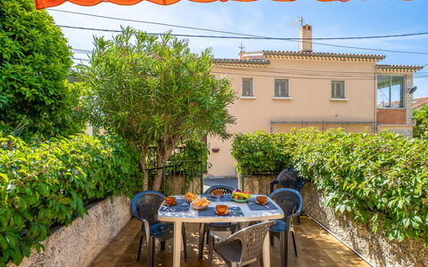 Le Lido: Plante, Propriété, Table, Ciel, La Nature, Fenêtre, Bleu, Bleu Azur, Ombre, Bâtiment