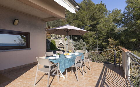 Caterina: Plante, Bâtiment, Ciel, Fenêtre, Neige, Maison, Mélèze, Arbre, Paysage Naturel, Chalet