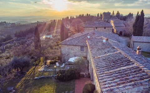 Casa Patrizia: Ciel, Bâtiment, Nuage, Plante, Porche, Bois, Ombre, Fenêtre, Arbre, Maison