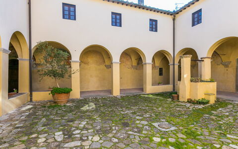 Il Convento: Nuage, Ciel, Bois, Plante, Sol, Mobilier De Jardin, Sol, Ombre, Chaise, Dur