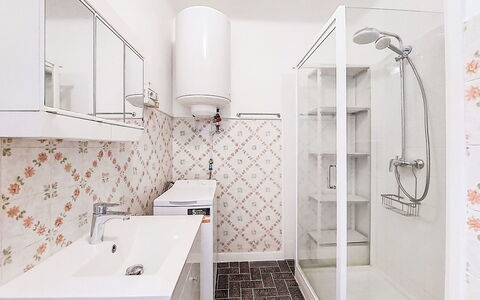 Provence Parc: Salle De Bains, Sol, Luminaire Plomberie, Design Intérieur, Sol, Mur, Toilette, Évier, Lavabo, Tuile
