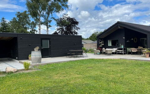 Wiggi - 450M from the Sea: Domicile, Chalet, Toit, Siding, Batiments Jardin, Pelouse, Ombre, Cour, Jardin, Arrière-Cour
