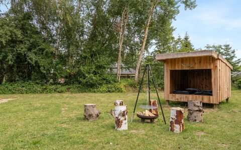 Wiggi - 450M from the Sea: Herbe, Maison, Toit, Domicile, Chalet, Arbuste, Lot Terre, Zone Rurale, Ferme, Couverture De Sol
