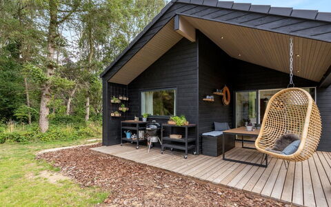 Wiggi - 450M from the Sea: Herbe, Maison, Toit, Domicile, Chalet, Arbuste, Lot Terre, Zone Rurale, Ferme, Couverture De Sol