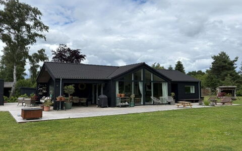 Wiggi - 450M from the Sea: Herbe, Maison, Toit, Domicile, Chalet, Arbuste, Lot Terre, Zone Rurale, Ferme, Couverture De Sol