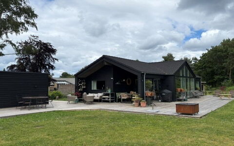 Wiggi - 450M from the Sea: Herbe, Maison, Toit, Domicile, Chalet, Arbuste, Lot Terre, Zone Rurale, Ferme, Couverture De Sol