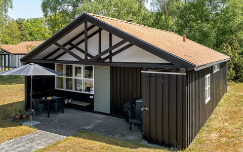 Elenor - 300M from the Sea: Chalet, Arrière-Cour, Cour, Batiments Jardin, Cabanon, Siding, Mobilier De Jardin, Cabane En Rondins, Structure En Plein Air, Cabane