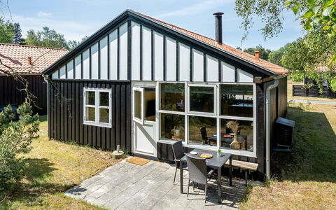Elenor - 300M from the Sea: Chalet, Arrière-Cour, Cour, Batiments Jardin, Cabanon, Siding, Mobilier De Jardin, Cabane En Rondins, Structure En Plein Air, Cabane