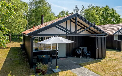 Elenor - 300M from the Sea: Chalet, Arrière-Cour, Cour, Batiments Jardin, Cabanon, Siding, Mobilier De Jardin, Cabane En Rondins, Structure En Plein Air, Cabane