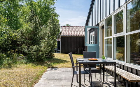 Elenor - 300M from the Sea: Chalet, Arrière-Cour, Cour, Batiments Jardin, Cabanon, Siding, Mobilier De Jardin, Cabane En Rondins, Structure En Plein Air, Cabane