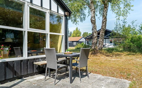 Elenor - 300M from the Sea: Chalet, Arrière-Cour, Cour, Batiments Jardin, Cabanon, Siding, Mobilier De Jardin, Cabane En Rondins, Structure En Plein Air, Cabane