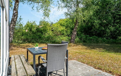 Elenor - 300M from the Sea: Chalet, Arrière-Cour, Cour, Batiments Jardin, Cabanon, Siding, Mobilier De Jardin, Cabane En Rondins, Structure En Plein Air, Cabane