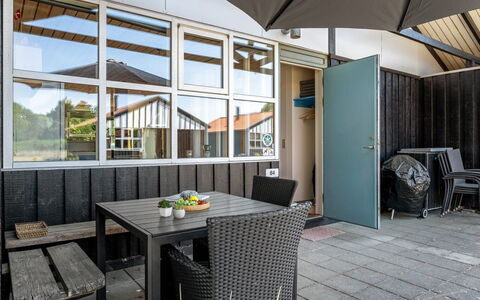 Elenor - 300M from the Sea: Chalet, Arrière-Cour, Cour, Batiments Jardin, Cabanon, Siding, Mobilier De Jardin, Cabane En Rondins, Structure En Plein Air, Cabane