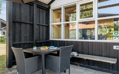 Elenor - 300M from the Sea: Chalet, Arrière-Cour, Cour, Batiments Jardin, Cabanon, Siding, Mobilier De Jardin, Cabane En Rondins, Structure En Plein Air, Cabane