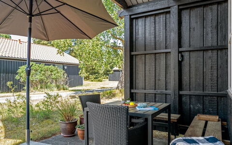 Elenor - 300M from the Sea: Chalet, Arrière-Cour, Cour, Batiments Jardin, Cabanon, Siding, Mobilier De Jardin, Cabane En Rondins, Structure En Plein Air, Cabane