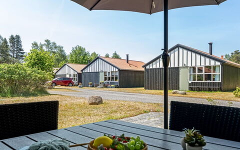 Elenor - 300M from the Sea: Chalet, Arrière-Cour, Cour, Batiments Jardin, Cabanon, Siding, Mobilier De Jardin, Cabane En Rondins, Structure En Plein Air, Cabane