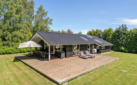Nyalle - 1.3Km from the Sea: Bâtiment, Maison, Bois, Domicile, Toit, Chalet, Zone Résidentielle, Arbuste, Architecture