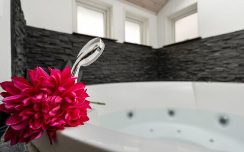 Nyalle - 1.3Km from the Sea: Herbe, Maison, Toit, Domicile, Chalet, Arbuste, Lot Terre, Zone Rurale, Ferme, Couverture De Sol