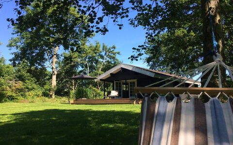 Freyja - 800M from the Sea: Toit, Maison, Domicile, Chalet, Porte, Siding, Plate-Forme, Porche, Planche, Dur