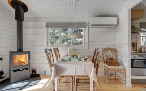Freyja - 800M from the Sea: Toit, Maison, Domicile, Chalet, Porte, Siding, Plate-Forme, Porche, Planche, Dur