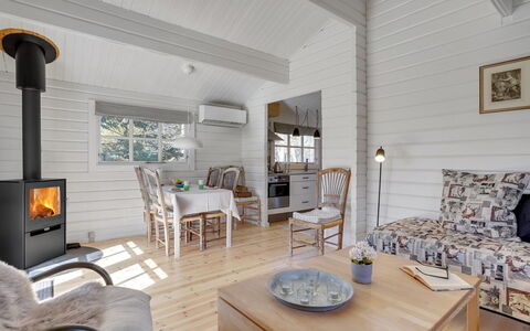 Freyja - 800M from the Sea: Toit, Maison, Domicile, Chalet, Porte, Siding, Plate-Forme, Porche, Planche, Dur