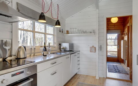 Freyja - 800M from the Sea: Toit, Maison, Domicile, Chalet, Porte, Siding, Plate-Forme, Porche, Planche, Dur