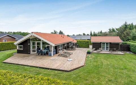 Egino - 1Km from the Sea: Maison, Chalet, Toit, Batiments Jardin, Ombre, Cabanon, Arrière-Cour, Mobilier De Jardin, Cour, Pelouse