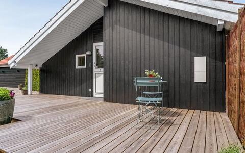 Egino - 1Km from the Sea: Maison, Chalet, Toit, Batiments Jardin, Ombre, Cabanon, Arrière-Cour, Mobilier De Jardin, Cour, Pelouse